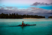 Aitutaki . Isla Cook. Polinesia . El sur del Océano Pacífico. Un turista se practica el remo al lado de la playa de Aitutaki Lagoon Resort & Spa Hotel. El personal de Aitutaki Lagoon Resort está aquí para ayudarle con todas sus preguntas y necesidades de la actividad. Desde nuestra recepción contratar motonetas, bicicletas o un coche para recorrer la isla o reservar un viaje organizado - buceo, pesca en alta mar , los cruceros de la laguna y mucho más . Dos actividades dedicadas personal están disponibles para ayudarle a disfrutar de nuestras canoas gratuitos , kayaks, tablas de windsurf , equipo de snorkel , voleibol de playa , paseos de arrecife y mucho más. El famoso Aitutaki Lagoon Cruise sale de la entrada del complejo . Tan sólo deberá reservar su billete en la recepción y prepararse para un día increíble de agua turquesa , islas desiertas y fresco pescado barbacoa . Restaurantes y Entretenimiento: Nuestros dos restaurantes ofrecen una excelente comida y entretenimiento . Disfrute de un cóctel antes de la cena en Are Kai Kai Restaurant o probar el almuerzo en lado de la playa de Ru Bar & Grill. Cada noche trae entretenimiento excelente Polinesia incluyendo un baile y espectáculo tambor tradicional derecho en la playa. Únase a nosotros bajo las estrellas .. Aitutaki Lagoon Resort & Spa es único resort isla privada de las Islas Cook , y el único resort en la laguna más hermosa del mundo, fabulas Aitutaki Lagoon . Este complejo de ambiente íntimo ofrece las Islas Cook sólo sobre el agua Bungalows y ahora , nuevas premium Beachfront Bungalows.