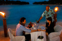 Aitutaki . Illa Cook . Polinèsia . El sud de l'Oceà Pacífic . Una parella gaudeix d' un sopar romàntic a la platja a Aitutaki Lagoon Resort & Spa Hotel . Com l'únic hotel directament en llacuna més bella del món, El Aitutaki Lagoon Resort & Spa és una veritable benedicció . Aquest exclusiu complex amb tot bungalou és un-de - un- bo en molts altres aspectes també . És l'únic resort en una illa privada a les Illes Cook . El Aitutaki Lagoon Resort & Spa és una destinació turística de luxe en una de les llacunes més famoses del món . Aquest paradís Illes Cook ofereix un entorn natural romàntic , i el complex és una opció d'allotjament molt popular , especialment entre les parelles de lluna de mel , els que vulguin casar-se a Aitutaki , i tots aquells que busquen una escapada paradisíaca illa idíl · lica . Els clients poden triar entre bungalows davant del mar i al jardí o en optar per un bungalou sobre l'aigua - l'únic destí a les Illes Cook per oferir un allotjament sobre l'aigua . El complex ofereix els millors serveis de l'hotel , bona cuina i una àmplia gamma d'activitats recreatives: 7 Bungalows sobre l'aigua - Illes Cook només sobre l'aigua d'allotjament. 14 Enfront de la platja i 16 bungalows jardí . Aire condicionat, TV / DVD / CD , llits king o queen , mini - bar , etc Relaxeu-vos a The Beach Bar & Grill del vaixell de vol . El restaurant Bounty ofereix deliciosos . Nits temàtiques i entreteniment Aitutaki . Activitats gratuïtes inclouen snorkeling , caiac , ciclisme , voleibol de platja , caminades guiades i activitats culturals . Activitats de pagament inclouen per pescar en alta mar i el busseig . Paquets de noces romàntics . Instal · lacions Spa al SpaPolynesia , amb tractaments extensos de salut i bellesa disponibles.