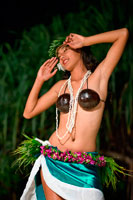 Aitutaki . Illa Cook . Polinèsia . El sud de l'Oceà Pacífic . Una dona bella que interpreta danses de la Polinèsia al Aitutaki Lagoon Resort & Spa Hotel . Tothom a The Rarotongan Beach Resort & Spa està molt orgullós de la nostra història les Illes Cook , la nostra cultura , la nostra música , la nostra dansa i la nostra gent , i estem molt contents de poder compartir amb vostè com a part del nostre Programa d'Activitats Diàries gratuït . Sovint la paraula " cultura " evoca alguna cosa pesat , digne , i no molt interessant . No és així en Rarotonga . Aquí la " cultura " és una altra paraula per a la diversió , el riure i el bon humor . En cap lloc a la Terra va a trobar un poble més genuïnament disposats a compartir la seva cultura amb vostè - d'una manera natural , sense afectacions , esquitxada d'una gran quantitat de bon humor . Alguns dels punts destacats de la nostra oferta d'activitats culturals inclouen : Coco Show - veure com els mestres pugen alts cocoters ( tècnicament parlant , no ' arbres' ) , agafar una nou i li mostrarà com closca i obrir- Ei ( llei ) fent - En hawaià , un collaret de flors . En Rarotongan un ei. Aprengui a fer el seu propi de flors tropicals fresques - una de les nostres activitats més populars , i vostè pot portar a les nostres fascinants ' Llegendes de la Polinèsia "Illa Nit Sopar / xou aquesta nit . Hura ( hula ) ball - una vegada que has vist genuí ball Illes Cook , et donaràs compte de per què són els millors ballarins de tota la Polinèsia , buscats en tot el món de xous polinesis . et sentiràs bé Shakin ' el seu botí - a més obtindrà una nova apreciació del expert que realment són . per altra banda , ells han estat fent això des d'abans que poguessin caminar . Entrada juga el tambor - quan les Illes Cook juguen els seus tambors , es pot escoltar el batec del cor de la Mare Terra . el sentit instintiu del ritme , la velocitat sobrehumana del cop - és un so que condueix directament a la seva ànima . Ells fan que sembli natural i gairebé sense esforç . Feu la prova i veuràs . Joc Ukelele - per a molts , les cadenes d'illes cadenciosos és com el so característic del Pacífic Sud.