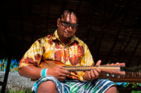 Aitutaki . Isla Cook. Polinesia . El sur del Océano Pacífico. Tocar el ukelele (guitarra típica de la Polinesia ) en Aitutaki Punani Culture Tours . Ukelele tahitiano. Idealmente, la mejor manera de aprender el uke es pasar un poco de tiempo en Tahití, Islas Cook , Rapa nui , Marquesas , Niue o Aotearoa ( Nueva Zelanda ) y simplemente tocar con la gente del lugar . Como toda la música en el Pacífico , el uke es generalmente aprendió desde muy joven y poco a poco tomó el paso del tiempo de la familia o amigos. Música de la Polinesia también se aprende y se tocaba de oído , así que cuando alguien empieza a cantar o tocar una canción que acaba de escuchar para la clave y unirse pulg Si usted puede jugar un uke hawaiano entonces usted debería ser capaz de recoger el Tahitian uke mucho más rápido como los patrones de acordes son básicamente los mismos . La principal diferencia es la ventaja de las técnicas de trabajo y de rasgueo / patrones que tienen un poco de tiempo para dominar . Koata de ukeleles Kanua tiene una serie de excelentes videos instructivos (Ver más abajo) para empezar. Rasgando : Una de las cosas más difíciles de jugar ukes isla es el rasgueo rápido. En una guitarra hawaiana o uke , se hace generalmente de estilo flamenco usando todos los dedos , pero con el uke estilo de la isla que sólo tiene que utilizar una púa. Lo primero que hay que hacer es conseguir una acción práctica rasgueo rápido pivotando desde la muñeca . Una vez que se obtiene un sonido claro e incluso vibración va , usted puede entonces comenzar a crear ritmos funky con un movimiento rápido de la muñeca un poco más difícil en el rasgueo particular, por que desea subrayar