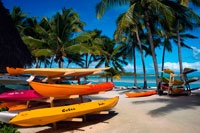 Aitutaki . Isla Cook. Polinesia . El sur del Océano Pacífico. Algunos kayaks ofrecen a los turistas en la playa de Aitutaki Lagoon Resort & Spa Hotel. Ir Kayak - El kayak es una manera fácil , divertida y relajada para explorar la laguna alrededor de la isla de Rarotonga. El mejor lugar para kayak en Rarotonga es de alrededor de Muri Beach y la costa sureste , cerca de cuatro islas deshabitadas . Las Islas Cook consisten en 15 islas dispersas sobre un área de cerca de 2 millones de kilómetros cuadrados en el Océano Pacífico. Las islas son pequeños fragmentos del paraíso que te invitan a venir y alejarse de todo, para disfrutar del sol y de miles de años de historia y la cultura polinesia. Rarotonga es la isla más grande y la más visitada . Este lugar está completamente rodeada por un arrecife que significa hermosas playas de arena blanca y aguas turquesas tropicales , mientras que la imposición de los picos de las montañas , intercalados con densa selva tropical , hacen de un paisaje fantástico en la isla. Muri Beach - Esta playa se encuentra en la esquina sureste de Rarotonga y está protegido por una laguna. Un kayak o canoa se pueden alquilar aquí por alrededor de $ 13 USD por un día. Hay un buen buceo también. Aitutaki Day Cruise - La sureña isla de Aitutaki cuenta con lagunas de coral más grandes del mundo , habitada por enormes almejas y peces tropicales multicolores . Buceo - Los sitios de buceo en las Islas Cook se consideran perfecto para buzos principiantes , porque los sitios están cerca de la costa y las corrientes no son muy fuertes . Te Vara Nui Village - Te Vara Nui Village es el centro cultural donde se puede aprender sobre la historia de la población nativa. Ura Po es una cosa popular que hacer . Se trata de un comedor y de noche de la isla programa en etapas rodeadas de jardines botánicos rodeadas de cascadas flotante y fijo.