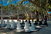 Aitutaki . Isla Cook. Polinesia . El sur del Océano Pacífico. Ajedrez gigante situado en la playa del Aitutaki Lagoon Resort & Spa Hotel. Con una laguna que es sin duda una de las más bellas del mundo , un crucero en su agua prístina es una necesidad absoluta . Es probable que sea tan encantado, que usted va a reservar otro viaje para el día siguiente . De vuelta en tierra , la isla de Aitutaki tiene una historia interesante y hay excavaciones de marae locales en curso. Usted puede tomar un tour de safari a estos lugares remotos, explorar la isla y también averiguar acerca de la herencia de las tropas estadounidenses estacionadas aquí durante la Segunda Guerra Mundial . Para conductores de scooter novatos , Aitutaki es generalmente más seguro que Rarotonga donde el tráfico puede ser muy concurrido a veces . ( También hay perros . ) No hay muchas tiendas , pero también hay algo de artesanía de fabricación local para la venta. Y cuando se trata de la vida nocturna, así que estos chicos saben cómo divertirse ! Aitutaki también cuenta con restaurantes de clase mundial, algunos lugares informales de diversión para reunirse con los lugareños y Island Nights. Aitutakians son conocidos como algunos de los mejores bailarines de las Islas Cook - que es una impresionante reputación en este país de bailarines. Su agilidad , ritmo y gracia a menudo se reconocen en los concursos nacionales de danza.