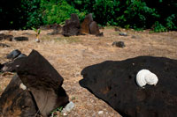 Aitutaki . Isla Cook. Polinesia . El sur del Océano Pacífico. Lugar sagrado Aitutaki . Asentamientos de la Polinesia Temprana. La historia oral tradicional dice que Aitutaki fue descubierto por el Polynesian voyager Ru hace alrededor de 1000 años. Se cree Ru y su séquito de sus esposas , hermanos , guerreros y bellas doncellas habían salido de su casa de la isla de Raiatea en busca de nuevas tierras y oportunidades. Ru aterrizó su vaka voyaging de doble casco (canoa ) a través del canal que corre entre la playa y Ootu Akitua . Detalles fascinantes sobre la vida de los primeros polinesios que se establecieron después del descubrimiento de Ru lentamente están siendo revelados ahora en las excavaciones arqueológicas que se desarrollan en Aitutaki . Dataciones de carbono de los Paengariki marae ( lugar sagrado ) , el primer sitio a excavar de forma sistemática , revelan la marae fue establecida alrededor 1000A.D . El trabajo de campo ha desenterrado los restos humanos , así como azuelas y piedra de la honda. Un recorrido de 4 ruedas motrices operado por Ngaakitai Pureariki , que ha sido el arqueólogo aprendiz y la fuerza impulsora detrás de estas excavaciones , es una fascinante visión de la vida isleña hace mucho tiempo. Capitán Bligh estaba aquí en 1789. Descubridor europeo de Aitutaki fue el capitán William Bligh , a bordo de la Bounty , el 11 de abril 1789. El famoso motín tuvo lugar tan sólo 17 días después, cuando el barco se dirigía a Tonga. En 1821 , el misionero John Williams vino y se fue detrás de Papeiha y Vahapata , dos misioneros recién convertidos de Tahití , para comenzar la obra de llevar el cristianismo a los cocineros