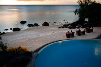 Aitutaki . Isla Cook. Polinesia . El sur del Océano Pacífico. Seaside piscina en el Hotel Pacific Resort Aitutaki . Pacific Resort Aitutaki le da la bienvenida a uno de los complejos boutique de las islas más aisladas del mundo que ofrecen un alojamiento lujoso hotel Aitutaki . Rodeado por las cristalinas aguas turquesas de la laguna de Aitutaki , el atolón idílico de Aitutaki es un destino mágico. Descubra las imágenes . Disfrute de la sofisticación de la cocina deliciosa, un servicio de alta calidad atento y modernas instalaciones balnearias . Descubra el verdadero descanso . Con sólo 27 suites de lujo frente a la playa , villas, bungalows premium y bungalows finales , todas ellas situadas a pocos pasos del océano Pacífico , Pacific Resort Aitutaki es apartada y tranquila . Pacific Resort Aitutaki es un galardonado complejo , ganando " Líder mundial Island Boutique Resort " en los World Travel Awards de 2008 , 2009 y 2010 . Somos único miembro de las Islas Cook de los Small Luxury Hotels of the World Colección . Pacific Resort Hotel Group domina en 20th Annual Mundo Travel Awards Pacific Resort Hotel Group es una vez más el orgullo de anunciar que Pacific Resort Aitutaki ha dominado en la ceremonia regional de Asia y Australia para los World Travel Awards 2013 , la captura de los tres títulos principales , también clasificando el 5 estrellas resort boutique como finalistas para el " líder del mundo" cate