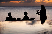 Aitutaki . Isla Cook. Polinesia . El sur del Océano Pacífico. Una camarera sirve deliciosos cócteles en la playa en el lujoso Hotel Pacific Resort Aitutaki . Pacific Resort Aitutaki es una colección íntima de 27 absolutos bungalows frente al mar , suites y villas , todas con su propio punto de vista único de la famosa Laguna de Aitutaki . Este establecimiento, Cook Islands ofrece atardeceres memorables y una configuración de isla tranquila para el más relajante de vacaciones. No hay mejor lugar para pasar su luna de miel Islas Cook. 2012 fue un año muy ocupado para PRHG jactándose numerosos reconocimientos de premios de viajes internacionales que consolidan claramente su posición como el mejor de su clase en todo el todo el Pacífico Sur y en el camino de poner las Islas Cook en el mapa en términos de excelencia en calidad, servicio , la hospitalidad y la experiencia del huésped. Premios recogieron el año pasado incluyen Premios HM para Hotelería y Alojamiento Excelencia , World Travel Awards , Premios de TripAdvisor y Nueva Zelanda Travel Industry Awards . 2013 está tratando de seguir su ejemplo. Y cuando llega el momento de comprar un recuerdo o un regalo para llevar a casa de su viaje Aitutaki, entonces usted puede encontrar tiendas en Aitutaki con pareaus pintados a mano y camisas tropicales para recordarle sus vacaciones laguna de Aitutaki . Usted incluso puede venir a través de un sujetador de coco o un ukelele mientras que las compras en Aitutaki Islas Cook, para que pueda mostrar a la gente de vuelta a casa lo que una noche la isla es como! .
