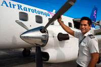 Illa Atiu. Illa Cook. Polinèsia. El sud de l'Oceà Pacífic. El pilot pla d'Air Rarotonga posa amb l'aeronau. Air Rarotonga és l'empresa líder en els vols entre les illes. Air Rarotonga és una aerolínia amb base a Rarotonga, Illes Cook i és "la línia aèria de les Illes Cook. Opera interinsulars serveis regulars al llarg de les Illes Cook. També opera vols xàrter a Polinèsia Francesa, Niue, Samoa i Tonga. Seva base principal és l'Aeroport Internacional de Rarotonga. L'aerolínia va ser fundada el febrer de 1978 i va iniciar operacions el juliol de 1978 amb un avió Cessna 337. La companyia és propietat de tres inversors privats. Més de 70.000 passatgers viatgen entre les seves destinacions insulars de cada any. L'aerolínia codi compartit amb Air Tahiti en els vols entre Rarotonga i Tahití amb Air Tahiti sent l'operador. L'aerolínia ofereix vols panoràmics sobre Rarotonga i serveis de noli aeri als països insulars del Pacífic, incloent Tahití, Niue, Tonga i Samoa veí. L'aerolínia també opera evacuacions ambulància aèria des de tots els aeroports de l'illa a les Illes Cook, quan sigui necessari. Al febrer de 2012, l'aerolínia va rebre 2 més avions Embraer EMB 110 Bandeirante. Un dels que es van afegir a la flota i va començar a operar al gener de 2013, mentre que l'altre s'afegiran més tard el 2013.
