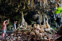 Illa Atiu. Illa Cook. Polinèsia. El sud de l'Oceà Pacífic. Diversos turistes fotografiar les impressionants coves Kopeka Aus a Atiu. Aquestes coves són la llar de les aus Kopeka, úniques a Atiu. Aquest veloç com nius d'aus en el profund de les cavernes i navega en la foscor utilitzant una sèrie d'eco localització de clics. Escolta la llegenda de Inutoto i Tangaroa i aprendre de la flora i fauna que es troba en el makatea (corals) plantejat entorn. Porti el seu vestit de bany i gaudir d'un bany amb espelmes a la piscina d'aigua artesià. Coves d'aigua Nurau i Vai Akaruru són divertits per nedar. Nurau té un pou vertical que cau des del terra de la cova a un nou nivell completament sota l'aigua. Aquest enfonsament és l'entrada a un laberint submarí incompletament explorat el 1997 pels australians David Goldie i Paul Tobin. Difusa llum es filtra a les aigües en Vai Akaruru cova fent d'aquesta cova fàcil nedar. Et Ana O Raka és una cova sepulcral de fàcil accés. No obstant això, com els avantpassats?? De Aue Raka estan enterrats en aquesta cova que és important obtenir permís per entrar. Aue ofereix un recorregut per la cova i punts d'interès de la zona 33256 Ph. Pau Atea cova és llarg i té molts passatges. Hi ha moltes altres coves a la zona i aquests es creu que són interconnectats. És fàcil perdre en aquestes coves. Atiu és una illa volcànica envoltada per un escull de corall, penya-segats i criat calcària coral · lina anomenada makatea.