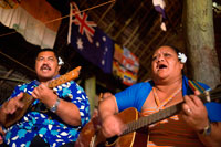 Isla Atiu . Isla Cook. Polinesia . El sur del Océano Pacífico. Bailes y danzas polinesias organizados en la isla de Hotel Villas Atiu Atiu . La música de las Islas Cook es diversa . Música cristiana es extremadamente popular. Tuki Imene es una forma de música vocal sin acompañamiento conocido por una caída única de la Polinesia en tono al final de las frases , así como arrebatos rítmicos staccato de sílabas sin sentido ( Tuki ) . La palabra ' imene "se deriva de la palabra Inglés ' himno ' (ver Tahitian : ' himene '- Tahití fue colonizada por primera vez por el Inglés ) . Del mismo modo las armonías y características tune / ' patrones estrofa "de gran parte de la música de la Polinesia es occidental en estilo y proceden originalmente de influencia de los misioneros a través de himnos y otra música de la iglesia . Una cualidad única de la música de la Polinesia (se ha convertido casi en un cliché ) es el uso de la sexta cuerda sostenida en la música vocal, pero en general la sexta cuerda no se utiliza en la música religiosa . Canciones e himnos tradicionales se conocen como Metua imene ( lit. himno del padre / antepasado ) 