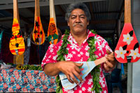 Illa de Rarotonga. Illa Cook. Polinèsia. El sud de l'Oceà Pacífic. Típica botiga de guitarres Ukulele Tahitià de la Polinèsia. El Ukulele (que significa "puça saltant" en hawaià) es creu que ha viatjat des Hawaii a través de Tahití, en la dècada de 1800. L'ukelele preferit a les Illes Cook són avui banjo en forma de o oblonga, que es va posar de moda a les Illes Cook al voltant de 1995, després de Te Ava Piti, una banda de Tahitian popular, els va sortir a l'aire en un vídeo musical. Ukuleles sempre s'utilitzen en conjunt amb les guitarres durant les actuacions. La dansa tradicional és la forma d'art més important de les Illes Cook. Cada illa té les seves pròpies danses úniques que se'ls ensenya a tots els nens. Música cristiana és molt popular a les Illes Cook. Hi ha molta variació de la música cristiana en tota la regió, i cada illa té les seves pròpies cançons tradicionals. Ukes Tahití són un instrument molt rar així que és difícil trobar llocs (fora del pacífic) on es pot comprar o escoltar-los. A continuació es presenten uns pocs llocs web on es pot comprar ukes i música uke línia. Vostè pot recollir les cordes a la seva botiga de pesca local. Qualsevol cosa, des de la línia de calibre-10kg 30kg va a fer mal, depenent de quin tipus d'uke, el so i la reproducció que t'agrada. El millor lloc per veure ukes viu en l'acció estan en les arts tradicionals i festivals de cultura (veure enllaços).