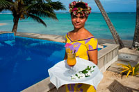 Illa de Rarotonga. Illa Cook. Polinèsia. El sud de l'Oceà Pacífic. Una cambrera serveix deliciosa al costat de la piscina al luxós Little Polynesian Resort a Rarotonga. Situat a l'extrem sud de Rarotonga, Little Polynesian Resort és un parc infantil sofisticat per a adults. Aquí, la serenitat és cert, l'aïllament està garantit, i el romanç és a tot arreu. Aquest és un Resort de luxe sense pretensions, on les platges idíl · liques fan senyals. Els Ares davant de la platja ofereixen una vista ininterrompuda de la llacuna blava, mentre que la vista dels jardins tropicals de les Ares palla jardí és igual de enlluernadora. Celebrant els clients majors de l'edat de 15 anys, la clientela principal del Resort nuvis?-I parelles. Situat en una platja verge, els habitatges Resorts traspuen encant de la Polinèsia i el luxe. Passen els seus dies vagant per les platges i bevent còctels de fruita fresca a la piscina. L'arquitectura tradicional complementa la bellesa natural de l'illa, i els bungalows estan dissenyats amb tot el luxe modern, des Gazebo amb llits de dia a les dutxes a l'aire lliure. Experimenti l'epítom del luxe de la Polinèsia en els nostres allotjaments de platja i jardí molt ben dotades. El romanç de l'arquitectura tradicional polinèsia reuneix les comoditats d'Occident en les nostres interpretacions modernes dels habitatges locals, o són com són coneguts. Dictada en una paleta minimalista de fustes d'ivori i locals, la sòbria elegància de les nostres habitacions té el quocient el romanç a un nivell superior. Accents tradicionals com Wild Hibiscus, Mangaian (coco) Sinnet teixint en bigues, així com un sostre de palla amb pandanus naturals se sumen a l'ambient de la nostra Mars del Sud paradís.