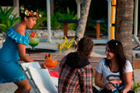 Isla de Rarotonga. Isla Cook. Polinesia . El sur del Océano Pacífico. Una pareja de turistas disfrutando de enormes cócteles en la playa en el Hotel Crown Beach Resort & Spa. Crown Beach Resort & Spa presenta un espacio privado aislado por sólo 36 parejas para escapar en 5 hectáreas de jardines tropicales y una playa de azúcar en polvo sin fin que acaricia una laguna azul brillante. Ridículamente romántica, Crown Beach Resort & Spa se encuentra en la costa de la puesta del sol al abrigo de Rarotonga donde 5 hectáreas de jardines botánicos y una playa de azúcar glas interminables caricias una laguna azul brillante. Crown Beach Resort & Spa ofrece un refugio privado y aislado por sólo 42 parejas a retozar en el espacio sin interrupciones y el tiempo sin prisas. Las villas y suites presentan rey dormitorios adornados con texturas suntuosas en tonos neutros que calientan el alma - elegir su propia piscina privada o jacuzzi . Este lugar es seguro para dar rienda suelta a su deseo con la persona que amas . Crown Beach Resort & Spa es la clave para la felicidad pura y la salvación de lujo y romanticismo