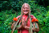 Illa de Rarotonga. Illa Cook. Polinèsia. El sud de l'Oceà Pacífic. Cross Island Passeig del pare. Trekking a les muntanyes va començar quan jo tenia quatre anys. La meva àvia em manava a recollir i comptar les fulles i les herbes per a la medicina tradicional. Així és com es va aprovar en el coneixement antic d'una generació a una altra. No m'adonava que es convertiria en un herbolari de remeis tradicionals i conduir més de 3.572 visites al dia durant molts visitants a l'illa. A mesura que creixia, escapant a les muntanyes era una font d'alegria en lloc de la rutina de la classe tambor del ronc. La naturalesa era verge i aus no semblava témer a l'home. Un amor de mostrar als visitants l'interior primitiu salvatge de les nostres muntanyes Rarotongan va portar a convertir-se en un negoci Bonafied. Mantenir-se en forma era també una força impulsora i de compartir amb els altres. Caminades del pare va començar el 1987 quan la meva xicota [ara la meva dona] va dibuixar una imatge de dibuixos animats del meu peu al cim de dues muntanyes. L'endemà, els hotels i motels van ser alertats d'una nova activitat de senderisme. Va ser una gran manera d'entretenir els seus convidats. Els clients em diuen que significa molt més que tenir una experiència personal i la comunicació i per tant més segur.