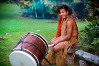 Isla de Rarotonga. Isla Cook. Polinesia . El sur del Océano Pacífico. Highland Paradise Village Cultural. Mostrar en el vestir y tambores tradicional polinesia . A veces se conoce como " la aldea perdida" Highland Paradise es una fiesta cultural de las Islas Cook de entretenimiento y experiencias espirituales. Noches culturales miércoles y viernes al atardecer y excursiones guiadas diarias . GANAR AUTÉNTICO Y ADJUDICACIÓN ! Visitas guiadas de lunes a viernes de sitios históricos auténticos en este refugio de montaña pueblo que yacía olvidado durante 150 años incluyen recreaciones , día en vivo interactivos, maraes restaurados y edificios tradicionales fielmente reconstruidas todas recrear el ambiente y la espiritualidad de este lugar sagrado donde vivían nuestros antepasados ??, amado , luchado y muerto . Usted aprenderá de nuestra orgullosa historia y, a veces , triste y sórdida . Entre 25 hectáreas desarrolladas de magníficos jardines y vistas que experimentará tambores , el canto , el baile, tejido, la escultura , la toma de la medicina, la narración de historias y la UMU festejando al igual que lo fueron hace más de 600 años en este mismo lugar ! El ganador de múltiples premios , miércoles y viernes por extinción noches culturales , incluye el transporte ida y vuelta organizada , guías expertos , pueblo experiencias de inmersión cultural, la visita marae , un levantamiento de tapu , guerrero de bienvenida, cóctel, horno subterráneo ( umu ) festejar como nunca has experimentado y espectacular espectáculo en el escenario que cuenta la historia de nuestra antigua herencia a través del canto , el baile y la percusión