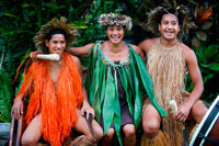 Isla de Rarotonga. Isla Cook. Polinesia . El sur del Océano Pacífico. Highland Paradise Village Cultural. Algunos de los actores de Highland Paradise Village Cultural con vestido polinesio . La cultura única Islas Cook está en continua evolución y hoy se puede descubrir como era en los tiempos pre - misioneros. Este tour es la manera perfecta de ver la isla y obtener una visión de los ritos sagrados y las tradiciones de los antepasados ??de Rarotongans . Highland Paradise es un Marae tradicional situado 509 metros sobre el nivel del mar y cuenta con aproximadamente 205 hectáreas de hermosos jardines trascendentes y vistas panorámicas a la laguna aqua , que bordean los arrecifes de coral y el Océano Pacífico. Este sitio impresionante ha sido un refugio para las familias, los guerreros y los jefes de los siglos. El ' Are Kario ' , o Salón de Entretenimiento Cultural , ha sido diseñado para aprovechar las vistas espectaculares y de ofrecer refugio , mientras disfruta de algunos de los mejores de entretenimiento de Rarotonga ! Baile sensual de la serie y los tambores golpeando son típicos de la isla y que se consideran entre los mejores de los Mares del Sur