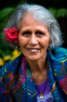 Isla de Rarotonga. Isla Cook. Polinesia . El sur del Océano Pacífico. Una anciana vestida con trajes modernos de Polynesian . Moda en el Pacífico es conocido por sus colores vivos y patrones. Una mujer de las Islas Cook ha tomado este estilo distinto y ha creado una línea única de moda de gama alta . No sólo eso, Ellena Tavioni y su TAV etiqueta han cogido atracción internacional , que apuntala un estilo muy del Pacífico en el escenario de la moda mundial. Diseñadores de Rarotonga son imágenes de inspiración polinesia -selección a mano en telas para crear rangos pequeños pero interesantes de ropa para damas, caballeros y niños . Estos son los diseños distintivos impresas en telas de calidad . Las longitudes de tela se pueden comprar para llevar a casa , así, para su uso en una variedad de maneras, incluyendo caídas de ventanas, cortinas , tapices, colchas , tiros o envolturas . O en forma de prendas únicas hechas a medida. Hay mucho donde elegir en el rango de fiesta barato y alegre en Rarotonga con varios puntos de venta de venta de ropa importada de Bali , Indonesia , India , China y Australia . Otros tienen marcas populares de ropa de surf para los más jóvenes y los jóvenes de corazón . Las camisetas son siempre de la demanda y los diseñadores de las Islas Cook los han llevado a un nuevo nivel con una enorme gama de camisetas de recuerdo descarados . Aquellos que buscan algo más estético disfrutarán de los diseños Polinesia inspirado por artistas locales.