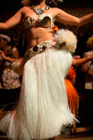 Illa de Rarotonga. Illa Cook. Polinèsia. El sud de l'Oceà Pacífic. Una dona balla movent els malucs en una de les danses tradicionals de l'Illa de Cook, a la Polinèsia durant l'espectacle Highland Paradise Cultural Village. La música de les Illes Cook es caracteritza pels tambors pesats?? I ukeleles "frenètics" i Rar de registres és el principal especialista en el comerç minorista de música a les illes. Grups d'actuació són el Teatre Cook Islands National Arts, Arorangi Dance Troupe, Betela Dance Troupe, Akirata Folk Dance Troupe, i Te Ivi Maori Cultural Dance Troupe. Els homes fan la hura, que és l'equivalent del hula hawaià, tancant els seus peus a terra i mantenint les seves espatlles constant. Tambors formen part d'un conjunt. Akirata Folk Dance Group. Els balls es realitzen en els festivals multiculturals. Un dels balls tradicionals populars de les Illes Cook és el maori Ura, un ritual sagrat realitzat generalment per una dona que es mou el seu cos per explicar una història, acompanyada per una intensa bateria d'almenys 5 bateries. Movent els malucs, les cames i les mans emeten diferents gestos a l'audiència per explicar una història, generalment relacionats amb el paisatge natural com el mar i els ocells i les flors, sinó també els sentiments d'amor i tristesa.