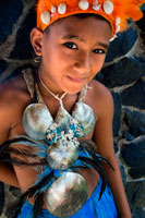 Isla de Rarotonga. Isla Cook. Polinesia. Un niño vestido como una bailarina de la Isla de Cook alrededor de los Mercados Punanga Nui. Para desesperación de muchos de las Islas Cook educados la expresión "cultura" en la mente popular equivale a las fiestas tradicionales, el canto y el baile. Hay alguna justificación para esto desde el arte de la danza se toma muy en serio en los cocineros. Cada isla tiene sus propias danzas especiales y éstas se practican con asiduidad desde la primera infancia. Hay numerosas competiciones durante todo el año en cada isla - Eventos - y estos son impugnadas acaloradamente. El tamborileo altamente rítmica en el paté y los movimientos salvajes y sensuales de los hombres y las mujeres prácticamente garantiza que los equipos de Islas Cook ganan todos los grandes de la danza del Pacífico festivals hula hawaiano y el tahitiano tamuré están probablemente mejor conocido porque esas islas han tenido mayor publicidad durante los últimos 100 años, pero la hura Islas Cook es mucho más sensual y feroz. Cada gran hotel se enorgullece de la actuación que pone en por lo menos una vez a la semana en la isla de la noche cuando los invitados, seleccionados por los bailarines, se llevaron a la pista para mostrar lo que pueden hacer. Bailando Islas Cook. Esto no es una habilidad sobresaliente que parece ser compartida por todas las Islas Cook es la música y el canto. Cerrar la armonía del canto está muy desarrollado en la música de la iglesia y el poder y el impacto emocional de los cantos e himnos en las bodas y los funerales es bien conocida por los visitantes que asisten. El rango y el talento de cantar populares se pueden ver en los numerosos festivales durante todo el año (ver Eventos).
