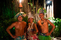 Illa de Rarotonga. Illa Cook. Polinèsia. El sud de l'Oceà Pacífic. Alguns participants en l'espectacle del Highland Paradise Cultural Village. Vestits amb vestits tradicionals de l'illa Cook. La dansa tradicional es coneix com ura. Els ballarins mouen els seus cossos per expressar les històries de les illes, acompanyats de cants i tambors. Ura començar com un ritual sagrat a la Polinèsia i ara s'ha convertit en una forma de dansa popular. Mira les mans, així com els malucs i les cames - diferents gestos simbolitzen diferents significats. Els ballarins compten històries d'ocells, flors, el mar i, per descomptat, d'amor i pèrdua, la tristesa i l'alegria dels éssers humans. Distintiu al so de la música de les Illes Cook són el toc de tambor ple i ressonant. Un equip típic tambor Cook Islands implica cinc o més tambors d'ajust del tempo i dirigir el cos i moviments de les mans, així com el maluc i el moviment de la cama. Tambors Illes Cook es poden dividir en tres grups: els tambors de fusta o gongs de fenedura, la pell o els tambors "veritables" i especialitzats els encarregats de ritme, que imiten o ritmes de bateria de substitució. La bateria és un dels millors del món. Un equip de tambor típic implica generalment cinc o més bateries: una bateria de plom (taki paté), plom suport (takirua paté), un doble jugador (tokere o paté akaoro) en gongs de fusta, i dos jugadors en tambors de pell (pa'u i mango).