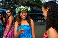 Illa de Rarotonga . Illa Cook . Polinèsia . Alguns adolescents boniques vestides de la Polinèsia al voltant dels Mercats Punanga Nui . Dia de mercat de les Illes Cook és tots els dissabtes fins a les Nui Mercats Punanga ( ubicades a Avarua , que els vilatans criden a la ciutat ) per als vilatans i visitants per igual . Els locals tendeixen a dirigir-se als mercats primerenca ( abans de l'esmorzar ) per recollir gangues en fruites i hortalisses fresques . Aquí delícies locals poden ser un terç del preu que vostè els trobarà al supermercat . La majoria dels visitants prenen un acostament més pausat i tendeixen a arribar als mercats de mig matí . Per arribar-hi es pot agafar el bus de l'illa a Avarua o conduir . Plaça d'aparcament és fàcil de trobar fins a l'extrem oriental del mercat . A l'extrem oriental del mercat trobareu una gran varietat d'artesanies i llocs de venda de roba de vestits d'estiu de colors , de pareo , ukeleles , perles negres i joies . Assegureu-vos de mirar cap a fora per a la tivaivai Illes Cook ( cobrellits ) . Són cobrellits bellament artesanals de dissenys i colors tropicals . La forma d'art tivaivai és aplicable només a les Illes Cook i són obres d'amor per part de les dones que passen hores fent el tractat després de cobertors