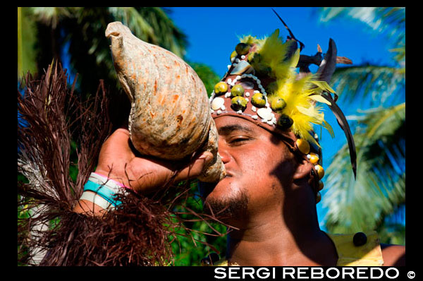 Aitutaki . Isla Cook. Polinesia . El sur del Océano Pacífico. Un actor vestido de la Polinesia que sopla una caracola en Aitutaki Punarei Culture Tours . Esta es una oportunidad única para que usted aprenda acerca de la cultura antigua , los mitos , las leyendas y las formas tradicionales de nuestros antepasados. El tour es una buena manera de descubrir la historia , las técnicas tradicionales , el arte y las creencias de la isla de Aitutaki . El recorrido concluye con una fiesta tradicional ( umu kai ) para el almuerzo en el hotel . Los segundos navegantes de la nota eran Te Erui y su hermano Matareka . Te Erui partió de Havaiki en la canoa Viripo , Un huracán inesperado, hur1'hia , desarbolado su buque , pero se las arregló para volver a Havaiki . Al ser informado por un sacerdote que la causa del desastre se debió a la denominación de su canoa , inmediatamente se construyó otra canoa. El buque , con el asesoramiento del sacerdote, fue nombrado Te Rangi - pae - uta , y los dos mástiles fueron nombrados después de los dioses Rongo y Tangaroa . De este modo, con la divinidad sentada en el vientre de su vela, que hicieron frente a la mar una vez más en su búsqueda de la tierra . Aterrizó en el lado oeste de Aitutaki, en un punto en el arrecife conocido como Te Rua - Karae . Aquí él se opuso a uno de los descendientes de la EF, que dijo: " Tera Te Moana Uriuri o Hiro Haere ki i'eira kimi henua ai . " - ". Ahí está el mar púrpura de Hiro Ve allí to.seek tierra . " La petición fue desatendida . Después de varios opositores matando , Te Erui cortar un canal a través del arrecife con su azuela , Haumapu , y finalmente se estableció en Reureu . El canal que se acredita a la capacidad de ingeniería de Te Erui es Te Rua -i- kakau , el pasaje del barco que ha sido una bendición tal inestimable a Aitutaki . Los diversos lugares históricos mencionados se muestran en el mapa de Aitutaki . Ruatapu , la tercera voyager de nota , vino de Taputapuatea a Rarotonga, y luego sucesivamente a Raro -ki- tonga, Mauke y Atiu . Durante estos viajes en su canoa tenía el nombre de Te Kareroa -i- tai . En Atiu , el nombre fue cambiado a la canoa Tuehu - moana , y en él navegó a Manuae y luego Aitutaki . En Aitutaki navegó a través de un pasaje cerca del extremo norte , llamado Kopua - honu, y re- nombrado , después de él, Kopu -o- Ruatapu . Se le atribuye haber traído el coco y la planta de flores conocido como tiare maori . Después de pelearse con su hijo Kirikava sobre las redes de pesca , llegó a Ruatea , cerca de Negro Rock. Desde allí llamó la atención de la Tarula ariki por medio de ciertos juguetes , y se hicieron amigos . Se excitó la curiosidad de Taruia con cuentos de las islas que había visitado , y finalmente logró que el ariki para acompañar a ' él en un viaje para ver las hermosas mujeres de las islas ( nga nga wahine purotu o motu . ) Ruatapu propósito navegado antes Taruia era bastante listo , y para la apelación de este último que esperar que él llamó , " voy a ir a Rarotonga y estar en la playa para darle la bienvenida pulg " En el otro lado del islote de Maina , en un lugar llamado Rau - kuru - aka, Ruatapu volcó deliberadamente su canoa . Taruia poco después apareció , y para la apelación de Ruatapu que esperar hasta que él había enderezado su canoa , respondió con no poca satisfacción, " No , yo te voy a Rarotonga y estar en la playa para darle la bienvenida pulg " Ruatapu esperó hasta Taruia estaba fuera de la vista. Luego se enderezó en su canoa y , volviendo a Aitutaki, él mismo había hecho Ariki de la isla. Ruatapu es un conocido ancestro maorí de parentesco similar, con quien un accidente de canoa hundiéndose también se asocia en la tradición.