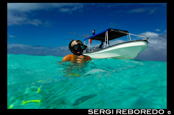 Aitutaki . Isla Cook. Polinesia . El sur del Océano Pacífico. Hacer snorkel en el Aitutaki ( Lagoon Cruise) . El arrecife de barrera que forma la base de Aitutaki es más o menos la forma de un triángulo equilátero con lados 12 kilómetros de longitud . El extremo sur del triángulo es casi totalmente por debajo de la superficie del océano , y el lado oriental se compone de una cadena de pequeñas islas (incluyendo Mangere, Akaiami y Tekopua ) . El lado oeste del atolón contiene muchas de las características importantes de Aitutaki incluyendo un pasaje en barco a través de la barrera de coral que permite el anclaje cerca de la costa en Arutanga . Hacia el sur de la parte es una pequeña ruptura en la barrera de coral , lo que permite el acceso de las pequeñas embarcaciones a la laguna, que cubre la mayor parte de la parte sur del triángulo. Más al norte se encuentra la mayor parte de la isla principal. Su fértil suelo volcánico proporcionan frutas y verduras tropicales. Dos de Aitutaki 15 islotes ( motus ) también son volcánicas . El resto son de coral . Aitutaki Airport se encuentra cerca del punto más al norte del triángulo. Hay una zona apta para aterrizar hidroaviones en la parte sureste de la laguna.