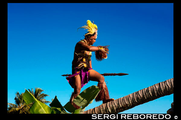 Aitutaki. Illa Cook. Polinèsia. El sud de l'Oceà Pacífic. Danses polinèsies a Aitutaki Punarei Culture Tours. Aquesta és una oportunitat única per aprendre sobre la nostra cultura ancestral, la identitat perduda, llegendes i costums tradicionals dels nostres avantpassats. El nostre viatge emocionant i informatiu inclou: Recullo i retorn del seu allotjament. Benvinguts a la nostra Vila Cultural Punarei que ha estat reconstruït per reflectir les estructures i metodologies utilitzades abans de l'arribada dels missioners tradicionals dels llogarets. Una introducció a càrrec dels nostres guies experimentats a la història i formes de vida dels nostres avantpassats. Una visita a un lloc històric creat abans de l'arribada del cristianisme. Els nostres experimentats guies us explicaran la vida com ho era llavors i el propòsit del lloc. Una festa tradicional (Umukai) pel lloc de l'esmorzar en la nostra aldea cultural. Es tracta d'una experiència pràctica que no s'ha de perdre. Operar els dilluns, dimecres i divendres (de 9:00 a 13:00) NZ $ 75 Adults NZ $ 40 nens (menors de 14) Nens menors de 4 anys són freeKia Orana (Benvingut) a Aitutaki Punarei Cultura Village Tours. Et convidem a descobrir la història, les tècniques tradicionals, l'art i les creences de la nostra bella illa també coneguda com Araura Enua. Aquesta és una oportunitat única perquè vostè aprengui sobre la nostra antiga cultura, els mites, les llegendes i les formes tradicionals dels nostres avantpassats. El meu nom complet és Ngaakaara Kita taria Pureariki, La gent em crida Ngaa ... això és més fàcil de pronunciar. Vaig créixer a Aitutaki amb el meu gran Papa i Mama ... bé, això és (avantpassats??) el nom del seu Tupuna. Vaig a explicar el significat d'aquest nom en una versió curta. El nom Ngaakaara kita ria Pureariki vi del Nga-pu - Toru, particularment Enuamanu avui coneixem com Atiu. La família del meu avi va venir de la línia Cap. Estic molt orgullós d'haver fet aquest important nom. El meu punt és quan vostè és nomenat en diversos elevada, oscil hi ha una raó per la qual et nom que, per portar al seu treball per a les generacions futures. Fa 8 anys caminava per la vall de la meva Tupuna i aquí és on comença el final.