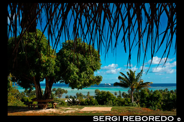 Aitutaki . Isla Cook. Polinesia . El sur del Océano Pacífico. Paul Gauguin crucero que muelles en las islas principales de la Polinesia como se ve desde las Aitutaki Punarei Culture Tours . Paul Gauguin Cruises es una línea de cruceros propiedad de Beachcomber Croisieres Limited con sede en Bellevue , Washington. Paul Gauguin Cruises opera el buque de cruceros de lujo , el Paul Gauguin, a Tahití , Polinesia Francesa y el Pacífico Sur. La compañía y el buque había navegado bajo el nombre de Regent Seven Seas crucero desde 1998-2010 hasta Paul Gauguin Cruises se hizo cargo de la nave y de sus operaciones en enero de 2010 . La empresa matriz, Beachcomber Croisieres Limited, había adquirido previamente la línea en 2009 . El 30 de septiembre de 2011, la línea ha anunciado la adquisición de una segunda nave. El buque será bautizado como el m / v Tere Moana en diciembre de 2012 . El barco sólo contendrá 45 camarotes y puede transportar hasta 90 pasajeros , lo cual es mucho más pequeña que la primera nave de la compañía. La compañía planeaba renovar la nave en noviembre de 2012 . Paul Gauguin actualmente navega todo el año a Tahití y Polinesia , Islas Cook, Polinesia Francesa , Fiji, Islas Marquesas , Tonga, Archipiélago Tuamotu , Australia y Nueva Zelanda . El nuevo barco del m / v Tere Moan es para debutar en el Mediterráneo , el Caribe y América Latina, lo que representa una primicia para la línea de cruceros.