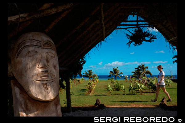 Aitutaki . Illa Cook . Polinèsia . El sud de l'Oceà Pacífic . Paisatge i talla de fusta de Tangaroa Déu en Aitutaki Punani Culture Tours . Tallat en fusta és un art comú a les Illes Cook . La proximitat de les illes en el grup del sud ajudat a produir un estil homogeni de talla però que tenia desenvolupaments especials a cada illa . Rarotonga és conegut pels déus de la seva pescador i personal - déus , Atiu per als seus seients de fusta , mitiaro , Mauke i Atiu per maça i llosa déus i Mangaia per als seus aixes cerimonials . La majoria de les talles de fusta originals van ser o El viatge de Chihiro per col · leccionistes europeus primerencs o van ser cremats en grans quantitats per fanàtics missioners . Avui en dia , la talla ja no és la principal forma d'art amb el mateix èmfasi espiritual i cultural que li dóna pels maoris de Nova Zelanda . Però, hi ha esforços continus per interessar als joves en el seu patrimoni i una bona feina , està sent transformat a terme sota la direcció dels talladors de més edat . Atiu , en particular , té una forta tradició de l'artesania , tant en la talla i arts de la fibra locals com a tapa . Mangaia és la font de molts aixes fins tallats en un estil peculiar distintiu amb el denominat disseny de doble k . Mangaia també produeix lliures d'aliments tallats de la calcita pesat que es troba en els seus extenses coves de pedra calcària . Les illes exteriors produeixen teixit tradicional d'estores , cistelleria i barrets . Particularment bons exemples de Ritu barrets són usats ? ? Per les dones a l'església. Es fan de la fibra immadura , sense falsedats , del palmell de coco i són de molt alta qualitat . L'equivalent de la Polinèsia dels barrets de Panamà , que són molt valorats i estan molt buscada pels visitants polinesis de Tahití . Sovint , ells estan decorats amb cintes fets de petxines pupu minúsculs que es pinten i es cus a la mà . Encara pupu es troben en altres illes de la recopilació i l'ús d'ells en el treball decoratiu s'ha convertit en una especialitat de Mangaia . El teixit de ritu és una especialitat de l'illa nord de Penrhyn . Una manera important d'art a les Illes Cook és tivaevae . Això és, en essència , l'art fet a mà de la Illa cobrellits de retalls paisatge . Introduït per les esposes dels missioners al segle 19 , la nau es va convertir en una activitat comunitària i és probablement una de les principals raons de la seva popularitat . L'art contemporani . Les Illes Cook s'han produït artistes contemporanis reconeguts internacionalment , especialment a la illa principal de Rarotonga . Els artistes inclouen pintor ( i el fotògraf ) Mahiriki Tangaroa , escultors Eruera ( Ted ) Nia ( originalment un director de cinema ) i mestre tallador Mike Tavioni , pintor ( i entusiasta del tatuatge polinesi ) Upoko'ina Ian George , pintor nascut a Aitutakian Tim Manavaroa Buchanan , Loretta Reynolds , Judith Künzle , Joan Rotllos Gragg , Kay George (qui també és conegut pels seus dissenys de teixits ) , Apii Rongo , varu Samuel , i multi -mitjans de comunicació , la instal · lació i la comunitat d'artistes en projectes Ani O'Neil , tots els quals viuen actualment a l'illa principal de Rarotonga . Basat en Atiuan Andrea Eimke és un artista que treballa en el medi de la tapa i d'altres productes tèxtils , i també coautor del llibre ' Tivaivai - el teixit social de les Illes Cook " amb l'acadèmic britànic Susanne Kuechler . Molts d'aquests artistes han estudiat en escoles d'art de la universitat de Nova Zelanda i seguir gaudint d'una estreta relació amb l'escena artística de Nova Zelanda . artistes del illenc del cuiner amb seu a Nova Zelanda inclouen Michel Tuffrey , impressió- fabricant David Teata , Richard Shortland Cooper, Sylvia Marsters i Jim Vivieaere . En Rarotonga , les principals galeries comercials són Beachcomber Art Contemporani ( Taputapuatea , Avarua ) dirigit per Ben & Trevon Bergman , i la Galeria d'Art (' Arorangi ) . El Museu Nacional de les Illes Cook també exhibeix art.