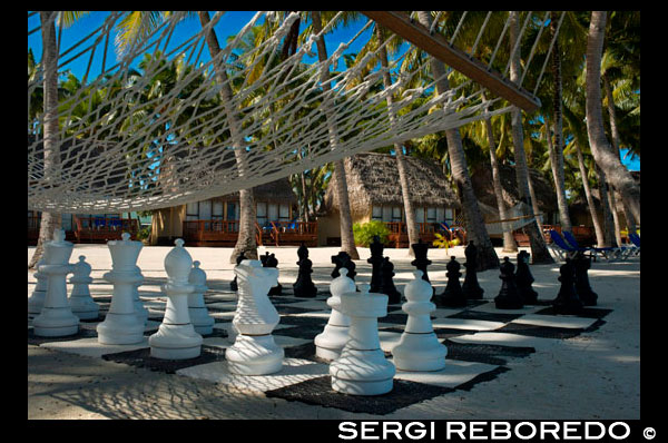 Aitutaki . Isla Cook. Polinesia . El sur del Océano Pacífico. Ajedrez gigante situado en la playa del Aitutaki Lagoon Resort & Spa Hotel. Con una laguna que es sin duda una de las más bellas del mundo , un crucero en su agua prístina es una necesidad absoluta . Es probable que sea tan encantado, que usted va a reservar otro viaje para el día siguiente . De vuelta en tierra , la isla de Aitutaki tiene una historia interesante y hay excavaciones de marae locales en curso. Usted puede tomar un tour de safari a estos lugares remotos, explorar la isla y también averiguar acerca de la herencia de las tropas estadounidenses estacionadas aquí durante la Segunda Guerra Mundial . Para conductores de scooter novatos , Aitutaki es generalmente más seguro que Rarotonga donde el tráfico puede ser muy concurrido a veces . ( También hay perros . ) No hay muchas tiendas , pero también hay algo de artesanía de fabricación local para la venta. Y cuando se trata de la vida nocturna, así que estos chicos saben cómo divertirse ! Aitutaki también cuenta con restaurantes de clase mundial, algunos lugares informales de diversión para reunirse con los lugareños y Island Nights. Aitutakians son conocidos como algunos de los mejores bailarines de las Islas Cook - que es una impresionante reputación en este país de bailarines. Su agilidad , ritmo y gracia a menudo se reconocen en los concursos nacionales de danza. Aitutakians también son reconocidos como excelentes percusionistas . Ahora están ampliando su repertorio para incluir la danza con fuego. Todo lo convierte en impresionante talento para el espectáculo por estos modernos guerreros del Pacífico. También hace que la Isla y Noche Cultural un evento especial en Aitutaki . Hay espectáculos casi todas las noches de la semana en los diferentes centros turísticos y lugares . Isla Noches generalmente incluyen una fiesta de buffet con platos locales e internacionales , o un menú a la carta . Es necesario hacer reservas para una noche Island.