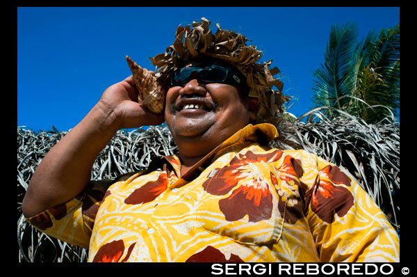 Aitutaki. Cook Island. Polynesia. South Pacific Ocean. Calling by phone with a shell in Aitutaki Punani Culture Tours.  The languages of the Cook Islands include English, Cook Islands M?ori, or "Rarotongan," and Pukapukan. Dialects of Cook Islands Maori include Penrhyn; Rakahanga-Manihiki; the Ngaputoru dialect of Atiu, Mitiaro, and Mauke; the Aitutaki dialect; and the Mangaian dialect. Cook Islands Maori and its dialectic variants are closely related to both Tahitian and to New Zealand M?ori. Pukapukan is considered closely related to the Samoan language. English and Cook Islands Maori are official languages of the Cook Islands. The economy is strongly affected by geography. It is isolated from foreign markets, and has some inadequate infrastructure; it lacks major natural resources, has limited manufacturing and suffers moderately from natural disasters. Tourism provides the economic base which makes up approximately 67.5% of GDP. Additionally, the economy is supported by foreign aid, largely from New Zealand. The Peoples' Republic of China has also contributed foreign aid which has resulted in, among other projects, the Police Headquarters building. The Cook Islands is expanding its agriculture, mining and fishing sectors, with varying success. Since approximately 1989, the Cook Islands have become a location specialising in so-called asset protection trusts, by which debtors, or those fearful of becoming debtors, seek to shelter assets from the reach of creditors. The Cook Islands is a representative democracy with a parliamentary system in an associated state relationship with New Zealand. Executive power is exercised by the government, with the Chief Minister as head of government. Legislative power is vested in both the government and the Parliament of the Cook Islands. There is a pluriform multi-party system. The Judiciary is independent of the executive and the legislature. The Head of State is the Queen of New Zealand, who is represented in the Cook Islands by the Queen's Representative. The islands are self-governing in "free association" with New Zealand. New Zealand retains primary responsibility for external affairs, with consultation with the Cook Islands government. Cook Islands nationals are citizens of New Zealand and can receive New Zealand government services, but the reverse is not true; New Zealand citizens are not Cook Islands nationals. Despite this, as of 2011, the Cook Islands had diplomatic relations in its own name with 34 other countries. The Cook Islands is not a United Nations member state, but, along with Niue, has had their "full treaty-making capacity" recognised by United Nations Secretariat, and is a full member of the WHO and UNESCO UN specialized agencies and is an associate member of the Economic and Social Commission for Asia and the Pacific (UNESCAP).