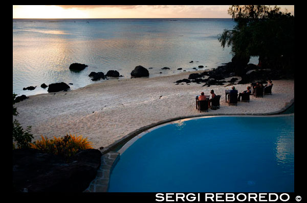 Aitutaki . Isla Cook. Polinesia . El sur del Océano Pacífico. Seaside piscina en el Hotel Pacific Resort Aitutaki . Pacific Resort Aitutaki le da la bienvenida a uno de los complejos boutique de las islas más aisladas del mundo que ofrecen un alojamiento lujoso hotel Aitutaki . Rodeado por las cristalinas aguas turquesas de la laguna de Aitutaki , el atolón idílico de Aitutaki es un destino mágico. Descubra las imágenes . Disfrute de la sofisticación de la cocina deliciosa, un servicio de alta calidad atento y modernas instalaciones balnearias . Descubra el verdadero descanso . Con sólo 27 suites de lujo frente a la playa , villas, bungalows premium y bungalows finales , todas ellas situadas a pocos pasos del océano Pacífico , Pacific Resort Aitutaki es apartada y tranquila . Pacific Resort Aitutaki es un galardonado complejo , ganando " Líder mundial Island Boutique Resort " en los World Travel Awards de 2008 , 2009 y 2010 . Somos único miembro de las Islas Cook de los Small Luxury Hotels of the World Colección . Pacific Resort Hotel Group domina en 20th Annual Mundo Travel Awards Pacific Resort Hotel Group es una vez más el orgullo de anunciar que Pacific Resort Aitutaki ha dominado en la ceremonia regional de Asia y Australia para los World Travel Awards 2013 , la captura de los tres títulos principales , también clasificando el 5 estrellas resort boutique como finalistas para el " líder del mundo" cate ..