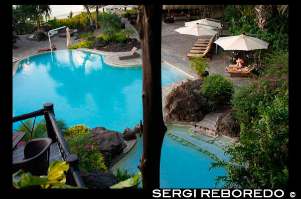 Aitutaki . Isla Cook. Polinesia . El sur del Océano Pacífico. Un hotel de lujo . Seaside piscina en el Hotel Pacific Resort Aitutaki . Pacific Resort Aitutaki se encuentra en un atolón tropical en el Océano Pacífico. Pacific Resort Aitutaki se limita a tan sólo 27 lujosos bungalows frente al mar absolutos , suites y villas . Todas las habitaciones tienen sus propios puntos de vista panorámicas persona de fama mundial la laguna de Aitutaki . Por primera vez en la historia , Pacific Resort Aitutaki recogió la ' Propiedad Pacífico Sur del Año " en los Premios HM celebrado en Sydney el 6 de septiembre . Pacific Resort Hotel Group ( PRHG ) también se complace en anunciar que el director general adjunto Marcus Niszow fue galardonado con el premio ' Mención de "en el" Gerente General del Pacífico Sur del Año' categoría. Estamos encantados de informarle de que Pacific Resort Aitutaki pronto comenzará a ejecutar la construcción de convertir uno de nuestros premium Beachfront Bungalows en un 1 dormitorio último Beachfront Bungalow . Esto dará lugar a nuestro inventario que comprende dos dormitorios 1 Ultimate Beachfront Bungalows una vez finalizada la construcción . La construcción se iniciará el 26 de abril de 2013 y tendrá aproximadamente 5 semanas en completarse. Nuestro equipo en el Pacific Resort Aitutaki se asegurará de que nuestros huéspedes se asignan lejos de la cabaña que se está trabajando , con los bungalows cualquier lado que se le asigne pasado. Usted puede estar seguro de que haremos todo lo posible para minimizar el impacto de esta obra en la experiencia de nuestros huéspedes que se alojen en este período de construcción. Esta es una adición muy emocionante para nuestra cada vez más popular inventario último Beachfront Bungalow 1 dormitorio. Nuestros 1 dormitorios Ultimate Beachfront Bungalows ofrecen un dormitorio independiente y sala de estar con una gran terraza privada. Los bungalows son aprox 78sqm/840 metros cuadrados de superficie y capacidad para 4 personas más un bebé. Al planear sus vacaciones laguna de Aitutaki , usted puede preguntarse cuánto tiempo debe permanecer en Aitutaki frente a Rarotonga. Comúnmente , los viajeros se les dice para planear la mayor parte de su recorrido en Rarotonga con sólo unos pocos días , o menos , en Aitutaki, como un viaje de lado , esta es una mala información, y la mayoría de los huéspedes que llegan en Aitutaki para una estancia corta son decepcionados que no planean quedarse aquí más tiempo. Mientras que estas dos islas Cook ofrecen algo especial para sus vacaciones el Pacífico Sur , el ritmo relajante de la vida, el casi increíble belleza de la laguna de Aitutaki , y las largas extensiones de postal perfecta de playa Aitutaki , son los que hacen viajes a Aitutaki un paraíso y dejar los visitantes que desean que podían quedarse para siempre. Hoteles y complejos turísticos en Aitutaki van economicos y de lujo . Si estás buscando un complejo de Aitutaki en la playa o , si lo prefiere su viaje Aitutaki un poco más en el lado aventurero, Aitutaki Islas Cook tiene algo para todos. En Aitutaki , alojamiento Islas de Cook incluye las posadas , bungalows frente a la playa , hoteles, cabañas de playa , villas con encanto , hoteles de lujo , casas vacacionales , casas de campo de jardín , y mucho más . Usted puede navegar a través de todas las opciones para las Islas de Cook Alojamiento haciendo clic en la pestaña de alojamiento en la barra de menú. Muchos hoteles de Aitutaki tienen cocina o restaurantes en el hotel , o en sus cercanías . Y hoteles frente al mar Aitutaki Islas Cook se encuentran en algunos de los tramos más idílicas de la playa que jamás haya visto . Si su viaje Aitutaki es para una boda o luna de miel , alojamiento Aitutaki son un escenario ideal para el romance! Si tus vacaciones laguna de Aitutaki es un lugar de retiro para dos, o unas vacaciones Pacífico Sur para toda la familia , hay un alojamiento Aitutaki Islas Cook sólo para usted.