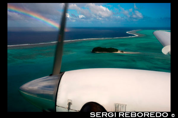 Aitutaki . Isla Cook. Polinesia . El sur del Océano Pacífico. Un avión vuela sobre las islas entre la isla de Aitutaki y Atiu Island con un arco iris de fondo . El primer hombre que llegó a Aitutaki de Avaiki [ Hawaiki ] era Ru . Llegó en una canoa llamado Nga - Puariki , en busca de nuevas tierras. La canoa era un gran doble, un Katea , a saber, dos canoas unen entre sí . El nombre de los travesaños de madera que sujetan en los estabilizadores son llamados Kiato . Los nombres de los Kiato fueron los siguientes : el principal Tane -mai -tai , el centro de uno de Te - pou -o- Tangaroa y el después de una Rima - auru . Llegaron a la isla y entró en un pasaje llamado Aumoana . Aterrizaron y erigieron un Ma , al que llamaron Pauriki , después de su canoa. ( Ma significa un lugar de los malos espíritus. ) También erigió un Ma hacia el interior, a la que llamaron Vaikuriri , que era el nombre del dios de Ru, Kuriri , traído de Avaiki . Ru llama la tierra Araura , lo que significa , el lugar al que el viento lo llevó en su búsqueda de la tierra . Nombró a un número de Koromatua como señores de la isla, ( Koromatua = literalmente , personas mayores, o tupuna . ) Sus nombres eran : E Rongo - Turu - Kiau , E Rongo -te- Pureiau , Mata - ngaae - kotingarua , Tai - teke -te- ivi -o -te- rangi , Iva - ii- marae -ara , Ukui -e- Veri , Taakoi -i- tetaora . Estos fueron los señores de la isla como designado por Ru . Quedaba el resto de las personas que vinieron con él, que consiste en hombres, mujeres y niños . El pueblo de Ru deben haber un número superior a 200 . Estas personas se asentaron en la tierra y crecieron en gran número. Se decía que era Ru quien elevó los cielos , ya que estaban descansando antes de su tiempo en las anchas hojas de plantas , llamado rau - teve . De ahí su nombre, Ru -Te- Toko- rangi . Mandó llamar a los dioses ( atua tini ) de la noche y los dioses del día , el dios Iti , y el dios Tonga, desde el oeste y el norte , para que le ayuden en su trabajo. Él oró a ellos : " Ven, todos ustedes y me ayudan a levantar los cielos . " Y ellos vinieron en respuesta a su llamada. Luego cantó la siguiente canción: " ¡Oh, hijo ! ¡Oh, hijo ! Levante mi hijo! Levante mi hijo! Levante el Universo! Levante los Cielos ! Los cielos se levantan . Se está moviendo ! Se mueve , se mueve ! "Los cielos se plantearon en consecuencia. Luego cantó la siguiente canción para asegurar los cielos en su lugar : " Venid, Ru -taki - nuku , Quien ha apuntalado los cielos . Los cielos eran rápidos, pero se levantan , los cielos eran rápidos, pero se levantan , Nuestro trabajo se ha completado. " Así los cielos le fueron aseguradas en su lugar . El trabajo que se está terminado, el dios de la noche y el dios del día regresaron a sus hogares , el dios Iti y el dios Tonga regresaron a sus hogares , y los dioses del oeste y del norte también volvieron a casa , el trabajo estaba hecho. Los cielos y la tierra estando ya en una condición establecida, el pueblo comenzó a crecer y multiplicarse , y también construyeron marae , o lugares sagrados.