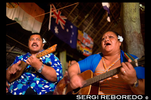 Isla Atiu . Isla Cook. Polinesia . El sur del Océano Pacífico. Bailes y danzas polinesias organizados en la isla de Hotel Villas Atiu Atiu . La música de las Islas Cook es diversa . Música cristiana es extremadamente popular. Tuki Imene es una forma de música vocal sin acompañamiento conocido por una caída única de la Polinesia en tono al final de las frases , así como arrebatos rítmicos staccato de sílabas sin sentido ( Tuki ) . La palabra ' imene "se deriva de la palabra Inglés ' himno ' (ver Tahitian : ' himene '- Tahití fue colonizada por primera vez por el Inglés ) . Del mismo modo las armonías y características tune / ' patrones estrofa "de gran parte de la música de la Polinesia es occidental en estilo y proceden originalmente de influencia de los misioneros a través de himnos y otra música de la iglesia . Una cualidad única de la música de la Polinesia (se ha convertido casi en un cliché ) es el uso de la sexta cuerda sostenida en la música vocal, pero en general la sexta cuerda no se utiliza en la música religiosa . Canciones e himnos tradicionales se conocen como Metua imene ( lit. himno del padre / antepasado ) . La danza tradicional es la forma de arte más importante de las Islas Cook. Cada isla tiene sus propias danzas únicas que se les enseña a todos los niños, y cada isla es el hogar de varios concursos anuales . Las danzas tradicionales son acompañados generalmente por el tamborileo de la coronilla . El estilo de batería en Islas Cook es conocida internacionalmente , pero a menudo es identificado erróneamente como un ejemplo de la música tahitiana . Esto es lo más raro que las Islas Cook tienen una fuerte conexión con sus ancestros tahitiano. Música de la iglesia Harmony- canto y una amplia variedad de himnos y de la boda y música fúnebre se encuentran en todas las Islas Cook. Hay mucha variación en toda la región , y cada isla tiene sus propias canciones tradicionales.