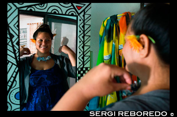 Isla Atiu . Isla Cook. Polinesia . El sur del Océano Pacífico. Un cliente se prueba un collar en fibra Estudio de Andrea en Atiu Island. El estudio también es muy conocido por su tivaivai , paños ceremoniales tradicionales de las Islas Cook . " Tivaivai " significa patchwork y es el término general para no acolchadas no acolchadas colchas , apliques , en su mayoría de alrededor de 2,50 m X 3,00 m , a veces muy adornadas con bordados intrincados . Las obras del estudio se pueden encontrar en colecciones públicas y privadas en las Islas Cook y en el extranjero . El Centro Nacional de Cultura, bancos y hoteles en Rarotonga, y el Hotel Intercontinental en Maui (Hawaii ) nos encargaron de crear obras de arte para ellos. La Galería Nacional de Victoria en Melbourne ( Australia ) adquirió una de nuestra tivaivai para su colección permanente. Recientemente , Nueva Zelanda Museo Nacional Te Papa añadió cuatro de nuestras obras para su colección permanente (arriba). El Atiu Fibre Arts Studio participó en varias exposiciones nacionales e internacionales de textiles en los EE.UU., Europa , Australia y Oceanía , muchos de los cuales Andrea comisariado . También ha dado conferencias sobre paños ceremoniales tradicionales de las Islas Cook y talleres llevados a cabo a nivel internacional. Al Fibre Arts Studio , se utiliza una amplia variedad de materiales y fibras naturales : algodón, seda, lino, tapa ( tela de corteza ) . Muchas de las telas son teñidas a mano para lograr un color perfecto partido con los materiales naturales. Bajo pedido , Andrea realiza talleres privados en el Estudio para los entusiastas textiles , que están interesados ??en aprender nuevas técnicas textiles y disfrutan de trabajar en un entorno tranquila isla . Visita Andrea en el Atiu Fibre Arts Studio. Pida información sobre las obras de arte textil especialmente encargada . Si a usted le gustaría ver más tivaivai , tapices, colchas de arte y objetos de artes de la fibra , echar un vistazo a nuestro catálogo completo.