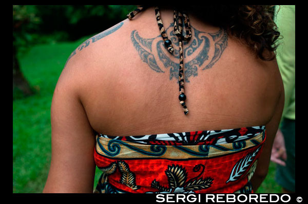 Isla de Rarotonga. Isla Cook. Polinesia . El sur del Océano Pacífico. Una mujer mostrando su espalda en un tatuaje típico polinesio o maorí . Los símbolos del tatuaje polinesio de cabezas de la lanza se pueden encontrar en casi todos los diseños de tatuaje polinesio. Está diseñado para expresar el valor y la lucha . También se utiliza para representar guerrero, artículos puntiagudos , y picadura de animales y los rayos . Cabezas de lanza se suelen utilizar en combinación con otros símbolos para expresar ciertos significados . Por ejemplo , una línea de puntas de lanza y una línea de enatas boca abajo a lo largo de su lado puede expresar el significado de derrotar enemigos . T? moko es el órgano permanente y el rostro marcado por M ? ori, el pueblo indígena de Nueva Zelanda. Tradicionalmente es distinto del tatuaje y tatau en que la piel fue tallada por uhi ( cinceles ) en lugar de punción . Esto dejó la piel con ranuras , en lugar de una superficie lisa . Artes del tatuaje son comunes en el país de origen polinesio oriental de M ? Ori, y los instrumentos tradicionales y los métodos empleados fueron similares a los utilizados en otras partes de Polinesia (ver Buck 1974:296 , citado en las referencias más abajo). En la cultura M pre-europeo maorí , muchos, si no la mayoría de personas de alto rango recibieron moko , y los que se fueron sin ellos eran vistos como personas de condición social más baja . Moko Recibir constituyó un hito importante entre la niñez y la edad adulta , y fue acompañado por muchos ritos y rituales. Además de la señalización estatus y el rango , otra de las razones para la práctica en los tiempos tradicionales era hacer una persona más atractiva para el sexo opuesto . En general los hombres recibieron moko en la cara, las nalgas ( llamada raperape ) y muslos (llamados puhoro ) . Las mujeres por lo general llevaban moko en sus labios ( kauwae ) y barbillas . Otras partes del cuerpo sabe que tienen moko incluyen frentes de las mujeres , las nalgas , los muslos , el cuello y la espalda y la espalda de los hombres, el estómago y las pantorrillas.