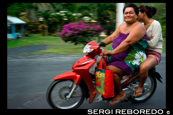 Illa de Rarotonga. Illa Cook. Polinèsia. El sud de l'Oceà Pacífic. Dues persones obeses conduir una motocicleta en una carretera a l'illa de Rarotonga. L'obesitat al Pacífic és un problema creixent de salut amb funcionaris de salut afirmant que és una de les principals causes de morts evitables en la Conca del Pacífic. Segons Forbes, les nacions insulars del Pacífic i els Estats associats constitueixen els set primers a la llista de països més grossos de 2007, i vuit dels deu primers. En tots aquests casos, més del 70% dels ciutadans majors de 15 anys tenen un pes saludable. Les raons d'aquest problema són les operacions mineres que han deixat sense moltes terres cultivables, i com a resultat, gran part de la dieta local és de processats, els aliments importats, com ara Spam o carn en conserva, en lloc de peix fresc, fruites i verdures. A més, els factors culturals han estat culpades, com l'associació d'una mida corporal gran, amb la riquesa i el poder, o el canvi dels modes de vida, amb els nens que porten una vida més sedentària. El problema està donant lloc a majors nivells de malalties, incloent la diabetis i malalties del cor. A les Illes Marshall el 2008 es van registrar 8.000 casos de diabetis en una població de només 53.000. En Fiji, els traços que solia ser rar en els anys 50 baix, mentre que els metges van informar que havien arribat a ser comú entre els pacients d'entre 20 i 30 anys. Els problemes no es limiten a les petites nacions insulars, amb els Estats Units que figura novè a la llista, Nova Zelanda 17, i Austràlia 21. A Austràlia, les ambulàncies s'han redissenyat i equipat amb lliteres i cadires de rodes més pesats?? Més grans per tenir en compte l'augment de pes dels pacients que porten.