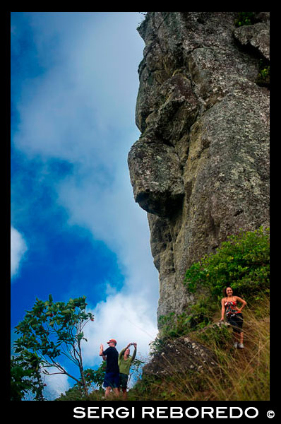 Isla de Rarotonga. Isla Cook. Polinesia . El sur del Océano Pacífico. Una figura humana en forma de piedra durante la travesía del bosque en Rarotonga con Pa. Cruza la isla de Rarotonga y explorar el interior rugoso . Esto es especial dominio de Pa - la montaña - su templo ! La caminata lleva hasta el valle y toda la isla bajo un dosel de árboles nativos a una empinada ascensión 400 metros de la Aguja . Ver antiguos ceremoniales de piedra, pictogramas sobre la faz de la Aguja y escuchar las leyendas de los antiguos polinesios . Pa explicará cómo se han utilizado nuestras diferentes plantas a través del tiempo con fines medicinales. El cruce de una cresta angosta en la parte superior no es ni para los pusilánimes ni para las personas con cualquier desafío físico . Al descender del monte, se cruza arroyos de montaña refrescante donde puede rellenar sus botellas de agua . Su recorrido termina en la cascada de Wigmore , donde podrá refrescarse con un chapuzón antes de volver a su casa en autobús. Por razones de seguridad , que va en la caminata es a discreción del Pa . Caminata dura aproximadamente 3 horas.