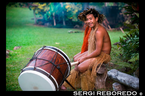 Illa de Rarotonga. Illa Cook. Polinèsia. El sud de l'Oceà Pacífic. Highland Paradise Village Cultural. Mostrar en el vestir i tambors tradicional polinèsia. De vegades es coneix com "el llogaret perduda" Highland Paradise és una festa cultural de les Illes Cook d'entreteniment i experiències espirituals. Nits culturals dimecres i divendres al vespre i excursions guiades diàries. GUANYAR AUTÈNTIC I ADJUDICACIÓ! Visites guiades de dilluns a divendres de llocs històrics autèntics en aquest refugi de muntanya poble que jeia oblidat durant 150 anys inclouen recreacions, dia en viu interactius, maraes restaurats i edificis tradicionals fidelment reconstruïdes totes recrear l'ambient i l'espiritualitat d'aquest lloc sagrat on vivien nostres avantpassats??, estimat, lluitat i mort. Vostè aprendrà de la nostra orgullosa història i, de vegades, trista i sòrdida. Entre 25 hectàrees desenvolupades de magnífics jardins i vistes que experimentarà tambors, el cant, el ball, teixit, l'escultura, la presa de la medicina, la narració d'històries i la UMU festejant igual que ho van ser fa més de 600 anys en aquest mateix lloc! El guanyador de múltiples premis, dimecres i divendres per extinció nits culturals, inclou el transport anada i tornada organitzada, guies experts, poble experiències d'immersió cultural, la visita marae, un aixecament de tapu, guerrer de benvinguda, còctel, forn subterrani (UMU ) festejar com mai has experimentat i espectacular espectacle a l'escenari que explica la història de la nostra antiga herència a través del cant, el ball i la percussió. Els ballarins, músics, cuiners, cambrers i guies són tots descendents d'Ariki (Gran Cap) Tinomana i estan orgullosos de ser part de la família estesa que porta aquest poble de muntanya a la vida i la manté viva.