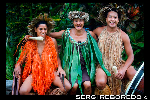 Illa de Rarotonga. Illa Cook. Polinèsia. El sud de l'Oceà Pacífic. Highland Paradise Village Cultural. Alguns dels actors de Highland Paradise Village Cultural amb vestit polinesi. La cultura única Illes Cook està en contínua evolució i avui es pot descobrir com era en els temps pre - missioners. Aquest tour és la manera perfecta de veure l'illa i obtenir una visió dels ritus sagrats i les tradicions dels avantpassats?? De Rarotongans. Highland Paradise és un Marae tradicional situat 509 metres sobre el nivell del mar i compta amb aproximadament 205 hectàrees de bonics jardins transcendents i vista panoràmica sobre la llacuna aqua, que voregen els esculls de coral i l'Oceà Pacífic. Aquest lloc impressionant ha estat un refugi per a les famílies, els guerrers i els caps dels segles. El 'Are Kario', o Saló d'Entreteniment Cultural, ha estat dissenyat per aprofitar les vistes espectaculars i d'oferir refugi, mentre gaudeix d'alguns dels millors d'entreteniment de Rarotonga! Ball sensual de la sèrie i els tambors colpejant són típics de l'illa i que es consideren entre els millors dels Mars del Sud. Highland Paradise ofereix una veritable experiència interactiva que permet al visitant reviure personalment ahirs polinesis a través d'un passeig guiat suau entre els exuberants jardins, zones d'interès històric i els majestuosos arbres nadius. Els guies locals són experts en l'artesania local, les llegendes, la història tribal local, la flora i la fauna i les medicines tradicionals.