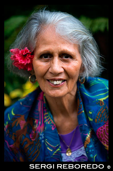 Isla de Rarotonga. Isla Cook. Polinesia . El sur del Océano Pacífico. Una anciana vestida con trajes modernos de Polynesian . Moda en el Pacífico es conocido por sus colores vivos y patrones. Una mujer de las Islas Cook ha tomado este estilo distinto y ha creado una línea única de moda de gama alta . No sólo eso, Ellena Tavioni y su TAV etiqueta han cogido atracción internacional , que apuntala un estilo muy del Pacífico en el escenario de la moda mundial. Diseñadores de Rarotonga son imágenes de inspiración polinesia -selección a mano en telas para crear rangos pequeños pero interesantes de ropa para damas, caballeros y niños . Estos son los diseños distintivos impresas en telas de calidad . Las longitudes de tela se pueden comprar para llevar a casa , así, para su uso en una variedad de maneras, incluyendo caídas de ventanas, cortinas , tapices, colchas , tiros o envolturas . O en forma de prendas únicas hechas a medida. Hay mucho donde elegir en el rango de fiesta barato y alegre en Rarotonga con varios puntos de venta de venta de ropa importada de Bali , Indonesia , India , China y Australia . Otros tienen marcas populares de ropa de surf para los más jóvenes y los jóvenes de corazón . Las camisetas son siempre de la demanda y los diseñadores de las Islas Cook los han llevado a un nuevo nivel con una enorme gama de camisetas de recuerdo descarados . Aquellos que buscan algo más estético disfrutarán de los diseños Polinesia inspirado por artistas locales.