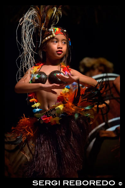 Isla de Rarotonga. Isla Cook. Polinesia . El sur del Océano Pacífico. Highland Paradise Village Cultural. Una niña realiza danzas tradicionales de la isla de cocinero durante el espectáculo Highland Paradise Cultural Village. Nuestros atardecer noches culturales Miércoles y Viernes incluyen el transporte ida y vuelta organizada , guías, experiencia del pueblo visita, levantamiento tapu , guerrero de bienvenida, un cóctel, un Umu tradicional ( horno subterráneo ) banquete y espectáculo en el escenario espectacular que cuenta la historia de nuestra antigua herencia a través del canto , el baile y la percusión . Nuestros bailarines, músicos , cocineros, camareros y guías son todos descendientes de Ariki ( Gran Jefe ) Tinomana y están orgullosos de ser parte de la familia extendida que trae este pueblo de montaña a la vida - para usted! Puaikura aldeanos están involucrados en todos los aspectos de la experiencia Highland Paradise, como guías, bailarines , tamborileros , guerreros , tejedores , talladores , cocineros , expertos en medicamentos y muchos más. La mayoría son poco estudiado por los niños del pueblo - un legado para el futuro. Los huéspedes son transportados en autobús desde su alojamiento en la tarde a Highland Paradise , donde le espera una velada de entretenimiento cultural y festines totalmente únicas y verdaderamente auténtico!