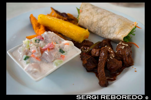 Isla de Rarotonga. Isla Cook. Polinesia . El sur del Océano Pacífico. Comida en el lujoso Little Polynesian Resort en Rarotonga. Un día típico en Little Polynesian comienza con un "Desayuno Tropical Island" entregado en su habitación cada mañana. Este delicioso comienzo al día consta de fruta local (en temporada ) , yogurt , miel, tostadas, cereales té o café. Al mediodía , el almuerzo trae una maravillosa variedad de ensaladas y opciones de estilo bistro . Cuando la noche hace señas , nuestro bistró ofrece un menú ecléctico con una interesante oferta de la isla y la cocina mediterránea, como pescados y mariscos recién capturados , delicioso cordero y ternera , así como deliciosos platos vegetarianos. Nuestra carta de postres es igualmente tentadora , con sus delicias con sabores tropicales. La gama completa de bebidas de café gourmet también está disponible . A Taste Of Paradise Una receta para el tradicional Ika Mata, cortesía de Royale Takitumu , Rarotonga . Ingredientes: 2 a 3 piezas de pescado en filetes frescos - el atún de aleta amarilla o wahoo funciona bien 2 tomates maduros un pimiento verde Mitad de un pimiento rojo en la mitad La mitad de un pimiento amarillo 1 pepino mediano puñado de cilantro fresco 1 taza de jugo de limón fresco mitad una cebolla 3 dientes de ajo 1 taza de crema de coco Método : • Cortar el filete de pescado en cubos pequeños ( 2 cm x 2 cm ) . • verduras dados para cubos más pequeños . • Ponga los cubos de pescado en un colador y dejar correr el agua fría sobre ellos durante dos o tres minutos. • Coloque el pescado en un recipiente de vidrio y agregar media taza de agua con dos cucharadas de sal. • Deje que los peces se sientan en el agua con sal durante cinco minutos y luego escurrir el agua salada . No agregue sal extra. • Cubra el pescado con el jugo de limón fresco. • Deje marinar el pescado en el jugo de limón durante 30 minutos o más. Coloque en la nevera hasta el momento de añadir la nata y las verduras de coco. • Vierta el jugo de limón y añadir las verduras en dados al pescado marinado . • Agregue la crema de coco fresco y revuelva hasta que el pescado está cubierto uniformemente. • Sazone con pimienta blanca y cilantro fresco. Islas Cook 101 • Cómo llegar: Air New Zealand opera un vuelo sin escalas semanal directo a Rarotonga de Los Angeles. El vuelo de nueve -y-uno - mitad hora sale el domingo por la noche y llega la mañana del lunes . El vuelo de regreso sale de Rarotonga el sábado por la noche justo antes de la medianoche y llega de vuelta a Los Angeles la madrugada del domingo por la tarde . Alternativamente, usted puede combinar unas vacaciones de la isla de cocinero con un itinerario de Nueva Zelanda o Australia . • Tiempo: Sólo hay una diferencia de tiempo de tres horas con la costa oeste de Canadá. • Moneda: unidad monetaria de las Islas Cook es el dólar de Nueva Zelanda , acompañadas de notas Islas Cook y monedas acuñadas para uso local. Estas monedas y billetes locales únicas que no son negociables fuera de las Islas Cook, pero están profundamente buscados por los coleccionistas de todo el mundo . Moneda es fácil de obtener a través de su banco local o por medio de cajero automático en las Islas Cook. • Horario: La mayoría de las tiendas cerca del mediodía del sábado y se cierran todo el día domingo. • Ropa : Aunque el código de vestimenta es informal , breve atuendo no se anima cuando se visita la ciudad o pueblos . Tomar el sol desnudo o en topless causará ofensa. Un suéter ligero se recomienda para las noches más frescas . • Idioma : Maori Islas Cook es el idioma local , pero todo el mundo también habla Inglés . Aquí están algunas palabras locales para probar mientras estás en el Cooks : Kia Orana ( hola) , Aera ra (adiós) , Meitaki ( gracias) , ae (sí), kare (no), Tane (hombre ), Vaine (mujer) , manea (bastante / guapo) , Mataroa ( feliz) , kai (alimento) , ra Teia (hoy) , APOPO (mañana) , ra (sol), marama ( luna). • Transporte aéreo local : Air Rarotonga opera servicios regulares con el grupo de islas del sur , incluyendo Aitutaki . Excursiones de un día de crucero laguna de Aitutaki están también disponibles. Servicios a las islas del grupo norte son poco frecuentes , así que consulte con Air Rarotonga mucho antes usted planea ir . Los vuelos chárter se pueden arreglar con servicio de catering en vuelo y guías experimentados. Para ahorrar algo de dinero, los vuelos de Air Rarotonga se pueden reservar junto con los billetes de Air New Zealand . • Conducir : No es demasiado difícil de conducir en las Islas Cook , ya que hay solamente un camino alrededor de la isla principal de Rarotonga , que está a unos 32 kilómetros de circunferencia y no tiene semáforos ! Además, la isla más pequeña de Aitutaki es fácil de navegar . Coches y motos están disponibles para alquiler . Los vehículos conducen en el lado izquierdo de la carretera y el límite de velocidad es de 40 kilómetros por hora en la ciudad y las aldeas y 50 kilómetros por hora en las afueras de las áreas pobladas. El límite de velocidad moto scooter es de 40 kilómetros por hora , si usted no está usando un casco de seguridad . Se requiere que los conductores de todos los vehículos para tener una licencia actual de pilotos Islas Cook, que se puede obtener a partir de la estación de policía en Avarua a un costo de NZD $ 20 en la presentación de su propia licencia válida. Si usted contrata a una moto , hay un cargo adicional de NZD $ 5 para una prueba práctica obligatoria. Su proveedor de vehículos de alquiler se le informará de la normativa.