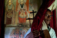 Interior de l'Església de Debre Sina Maryam, de planta circular. Els murals de Debre Sina Maaryam estan considerats els més complexos i de colors més vius que s'han vist a la regió de Tana. La tradició local afirma que són d'origen medieval, però el més probable és que es realitzaran al principi del període Gondar sota el mecenatge d'una nom, Melako Tawit, representada en un mural, i germana gran de l'emperador Fasilidas.