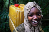 Una chica recoge agua de un pozo cercano para llevar a su casa junto al monasterio de Debram Maryam en el Lago Tana. Hay 37 islas sobre la superficie del lago Tana, de las cuales, 20 albergan iglesias y monasterios de un inmenso valor histórico y cultural. Estas iglesias, que están decoradas con preciosas pinturas, además dan cobi jo a tesoros innumerables. Debido a su aislamiento, se solían utilizar para almacenar los tesoros artísticos y las reliquias religiosas de todo el país. El acceso a alguna de estas iglesias está restringido a mujeres, aunque sí se las permite llegar hasta las orillas de la isla, no se les permite avanzar más allá. De todas formas, las mujeres sí pueden acceder a las iglesias de la península Zeghne y a la iglesia cercana de Ura Kidane Mehret, y también a Narga Sellassie. Kebre Gabriel: Se le conoce por el magnífico manuscrito de los cuatro evangelios que se cree que data de finales del siglo XIV o de principios del XV. 