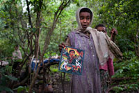 Women selling souvenirs near the debram Maryam monastery on Lake Tana. The islands of Lake Tana monasteries s house. XIII and XIV, still inhabited by monks and nuns (apart, of course), which follow a secluded life, and never better, monastic ... surprised by the thinness of some of them, which are maintained with a handful of grain a day and some more! Were dundados by early Christian hermits who sought a place to leave the underworld, and there are still approaching the pilgrims, especially dates.