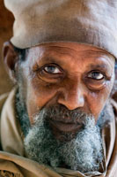 Retrato de un anciano en el monasterio de Kebran Gabriel, en el Lago Tana. Kebran Gabriel, el monasterio más cercano a Bahar Dar, es un principal atractivo turístico para los visitantes masculinos, ya que es uno de los lugares donde las mujeres están prohibidas. Originalmente establecida en el siglo XIV y reconstruido durante el reinado del emperador me Iyasy, es un edificio modesto, pero con un ambiente impresionante catedral distinta.