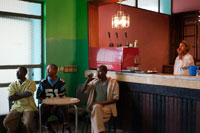 Interior de un restaurante. Los hombres matan las horas junto a un viejo televisor. La injera es el plato típico y se encuentra en cualquier restaurante, bar y en todas las casas. La injera es el pan etíope. Tiene un sabor agrio muy característico y especial. Se realiza con la harina de teff (el teff es un cereal local –sin gluten- de granos muy pequeños, que es muy difícil de encontrar fuera de Etiopía).