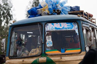 Uno de los típicos autobuses de Etiopia atiborrados de personas y de todo aquello que se puede transportar. Bajo nuestro punto de vista es la mejor forma de vivir el país, pero también debemos decir que es bastante dura, debido principalmente a que los trayectos se hacen inacabables (por ejemplo, en el circuito norte hay recorridos que suponen dos días de viaje). Los autobuses siempre suelen salir alrededor de las 6 ó 7 h. de la mañana y normalmente nunca circulan más allá de las 18 h., ya que se evita la conducción de noche. Para trayectos largos aconsejamos seguir fielmente la ceremonia del autobús: antes de nada es conveniente comprar el billete el día anterior (hasta las 18 h.), aunque los asientos no son numerados e, incluso, se venden más plazas de las que realmente hay. Por esta razón se debe ir a la terminal de autobuses a las 5 de la mañana, entrar en el recinto de la estación antes de que lo hagan los etíopes (la puerta de acceso está cerrada hasta las 5'30 h.