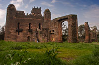 Góndar. Castillo de los fasilidas. La mayoría de los españoles sabemos poco de Etiopía. En pleno centro de Góndar se encuentra el Recinto Real o Fasil Ghebbi, declarado Patrimonio de la Humanidad en 1979. La zona amurallada cuenta con seis castillos de piedra, de estilo portugués, de inspiración axumita o con influencias indias. Algunos son enormes, otros más modestos, los hay más y menos lujosos, peor y mejor conservados. El castillo más grande es el de Fasilidas, el emperador que fundó Góndar.